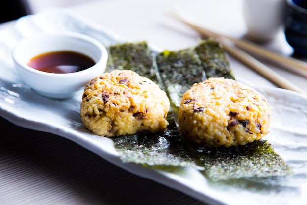 Polpette di riso Onigiri fritte.