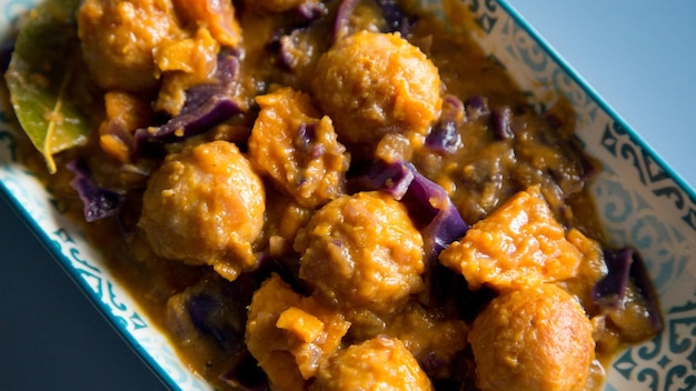 Polpette di tacchino con patate dolci e cavolo rosso.