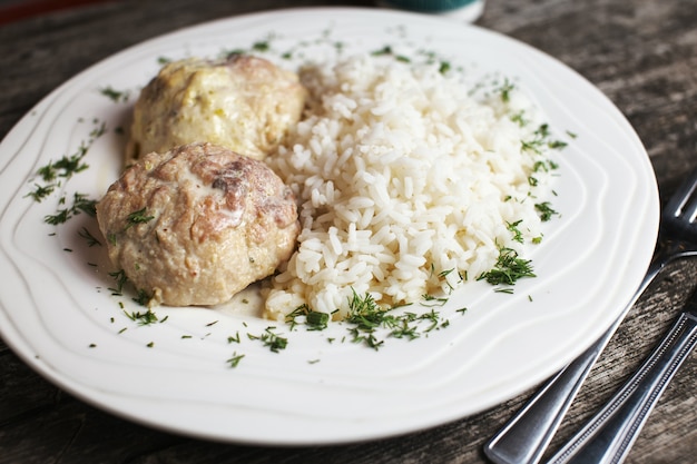 Polpette di tacchino con riso su legno rustico