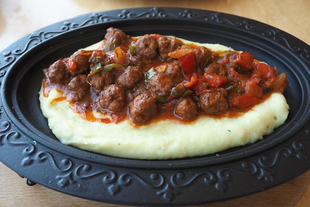 Polpette di tacchino servite con purè di patate.