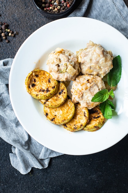 Polpette di verdure senza carne zucchine grigliate riso Piatto di cottura sul tavolo pasto sano spuntino