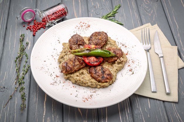 Polpette di vitello alla griglia con contorno di verdure