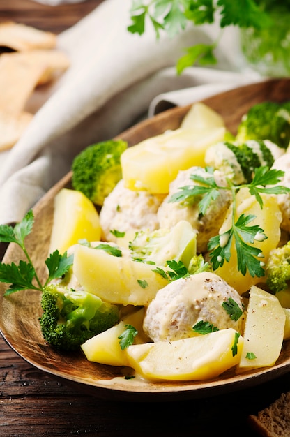 Polpette e verdure di pollo al vapore