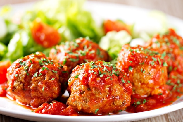 Polpette fatte a mano con insalata di contorno Foto di alta qualità