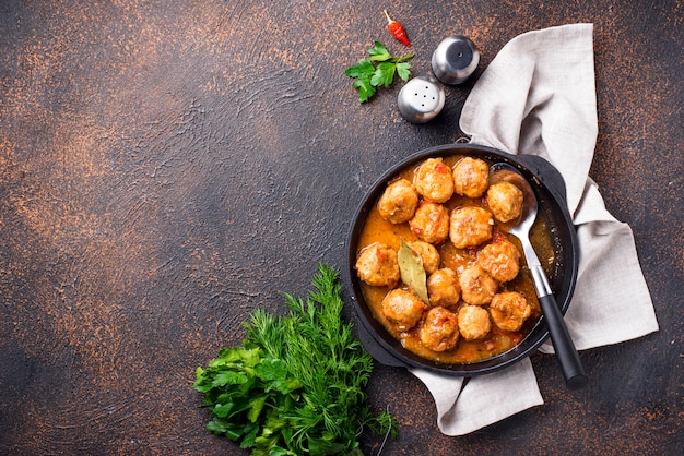 Polpette fatte in casa con salsa di pomodoro