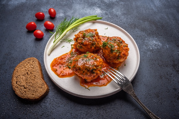 Polpette fatte in casa in salsa di pomodoro