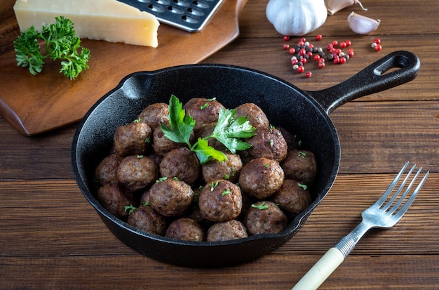 Polpette fritte e ingredienti in padella