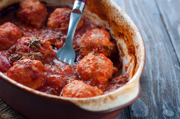 Polpette in salsa di pomodoro agrodolce.