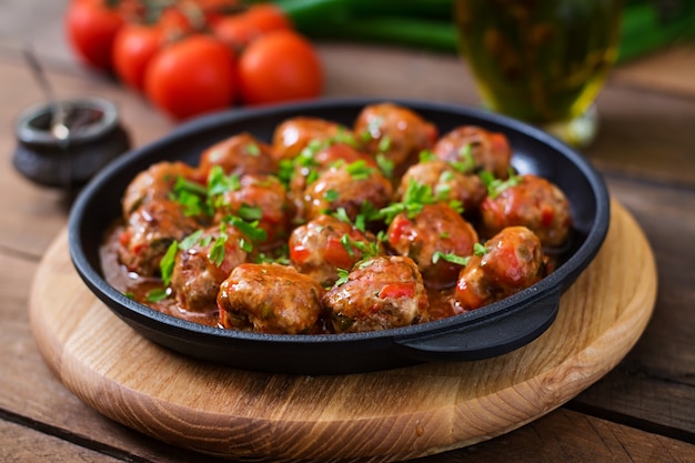 Polpette in salsa di pomodoro dolce e acido