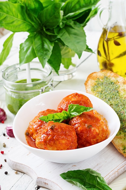 Polpette in salsa di pomodoro e toast con pesto di basilico. Cena. Cibo gustoso.