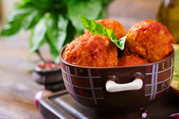 Polpette in salsa di pomodoro e toast con pesto di basilico. Cena. Cibo gustoso.