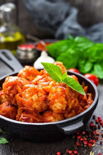 Polpette Polpette al sugo di pomodoro con carota e cipolla