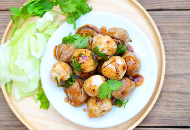 Polpette sul piatto con salsa piccante Polpette alla griglia e polpette di maiale Polpette di carne su spiedini e verdure fresche al coriandolo Cibo tailandese Cibo asiatico Polpette di carne polpette di maiale vista dall'alto