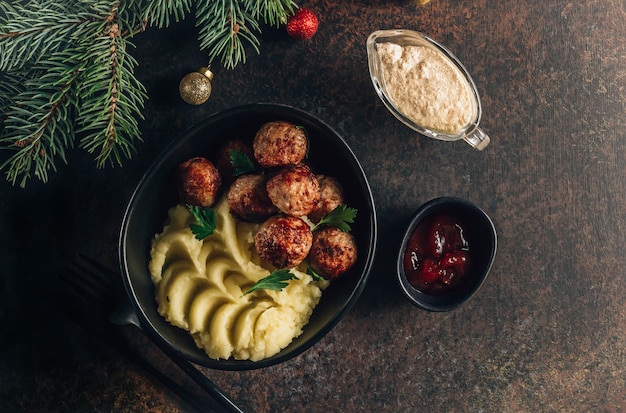 Polpette svedesi con purè di patate e marmellata di mirtilli rossi