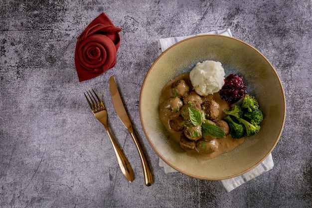 Polpette svedesi con salsa cremosa, purè di patate e salsa di mirtilli rossi.