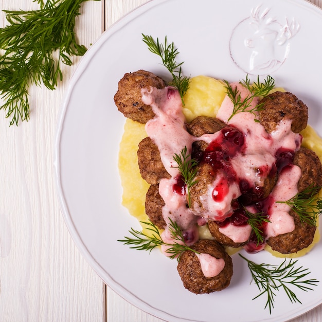 Polpette svedesi con salsa di crema di mirtilli rossi