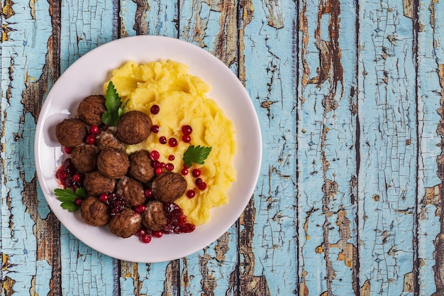 Polpette svedesi fatte in casa con salsa di panna e prezzemolo