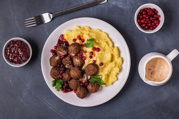 Polpette svedesi fatte in casa con salsa di panna e prezzemolo