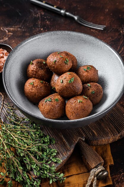 Polpette vegetariane senza carne di carne vegetale con erbe Sfondo scuro Vista dall'alto