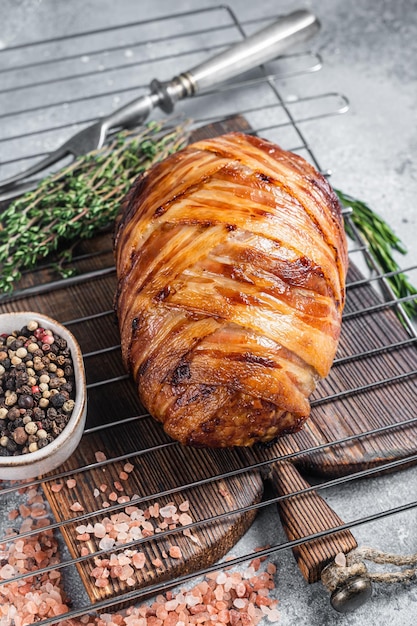 Polpettone al forno con pancetta polpettone su una griglia Sfondo grigio Vista dall'alto