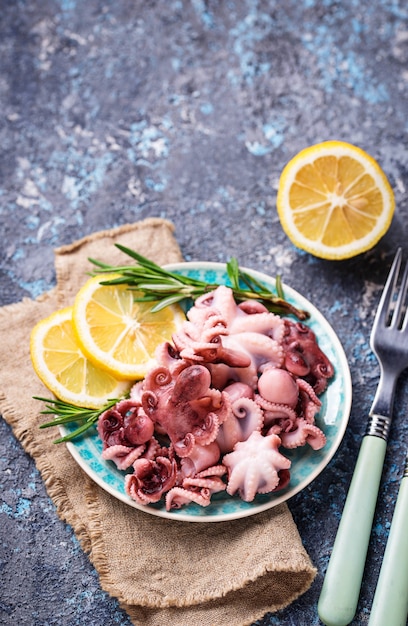 Polpo bambino in piastra con limone e rosmarino