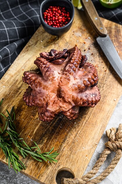 Polpo bollito su un tagliere