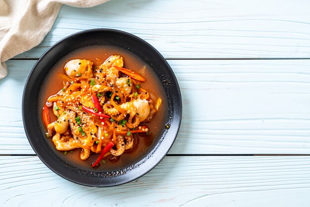 polpo o calamari saltati in padella con pasta piccante coreana (osam bulgogi)