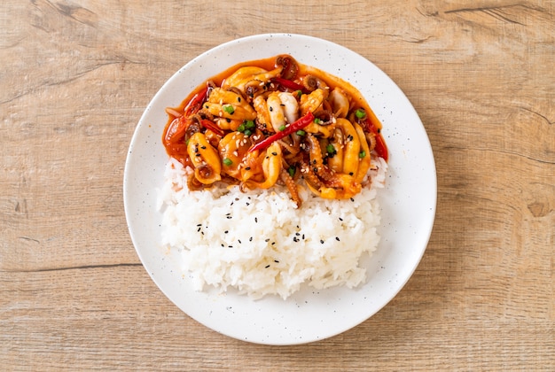 polpo saltato in padella o calamaro e pasta piccante coreana (osam bulgogi) con riso