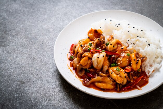 polpo saltato in padella o calamaro e pasta piccante coreana