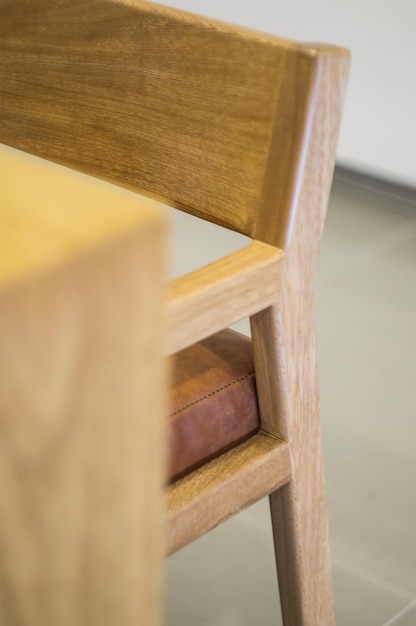 Poltrona poltrona divano individuale struttura in legno massello massello seduta e schienale in pelle naturale