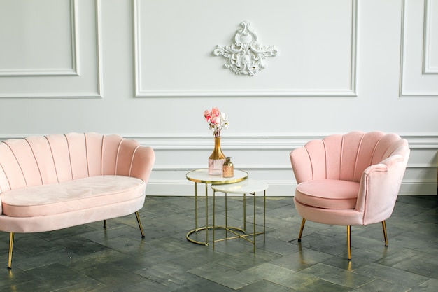 Poltrone eleganti e tavolino da caffè in interni minimalisti del soggiorno