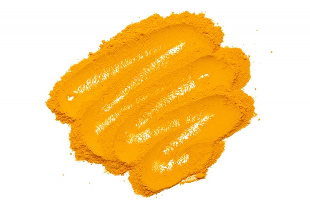 Polvere asciutta della curcuma isolata su fondo bianco Primo piano della curcuma arancio di colore della polvere Vista superiore