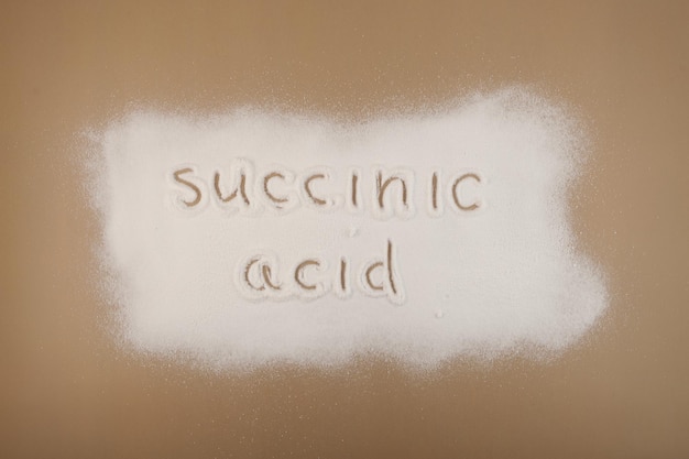 Polvere di acido succinico sparsa sulla superficie marrone