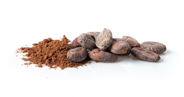 Polvere di cacao del mucchio isolata su fondo bianco