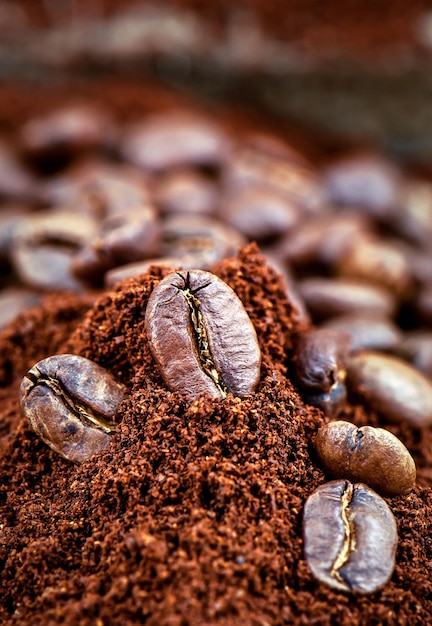 Polvere di caffè e fagioli tostati