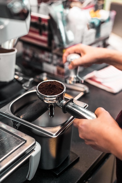 Polvere di caffè su manomissione del caffè