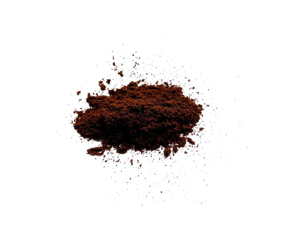polvere di caffè su sfondo bianco
