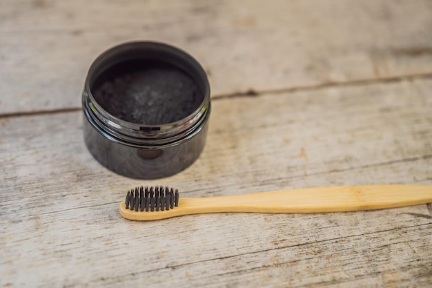 Polvere di carbone attivo per spazzolare e sbiancare i denti Spazzola ecologica in bambù