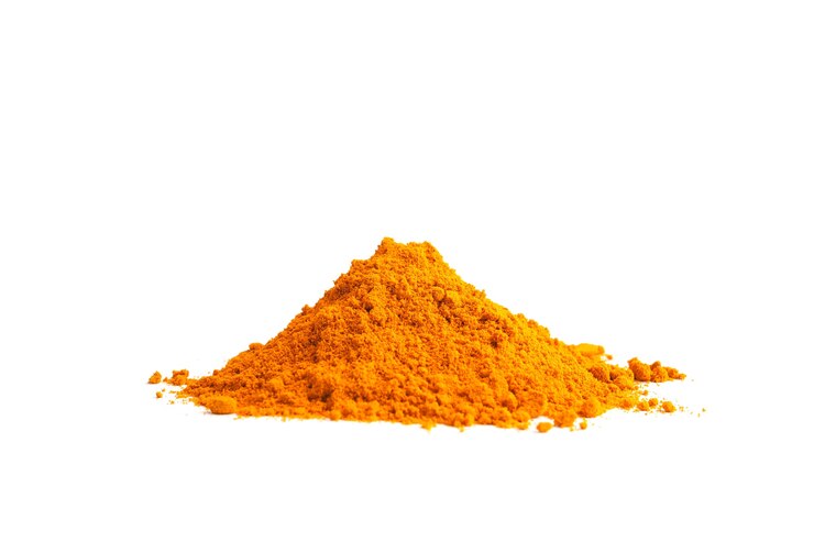 Polvere di curcuma (Curcuma) su sfondo bianco