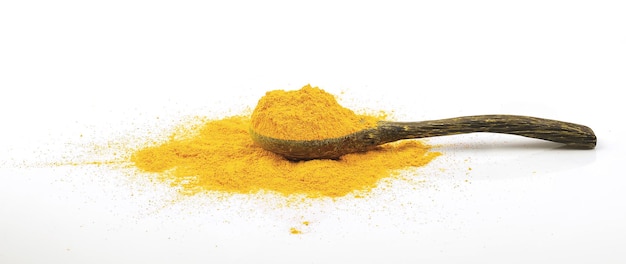 Polvere di curcuma e radice di curcuma sul legno del cucchiaio La curcuma è un'erba per proteggere il virus