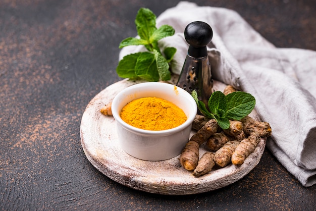 Polvere di curcuma e radice di curcuma