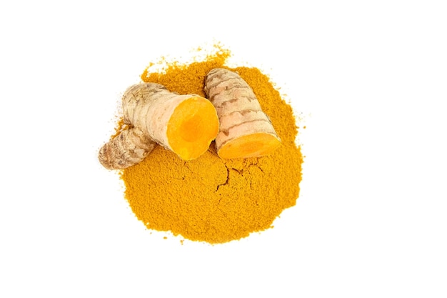 Polvere di curcuma e radici isolate su sfondo bianco Spezie orientali