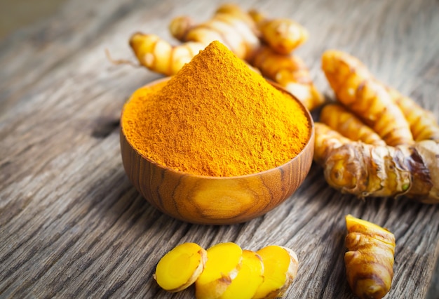 Polvere di curcuma e turdric fresca