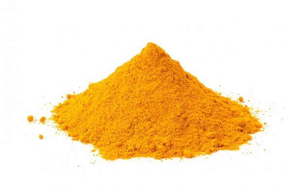 Polvere di curcuma isolata su bianco