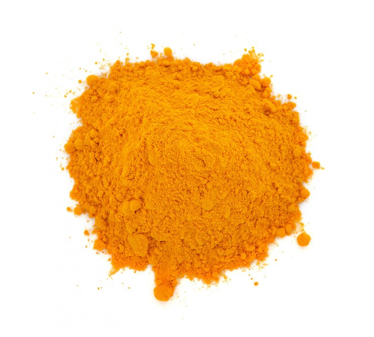 Polvere di curcuma isolato su sfondo bianco.