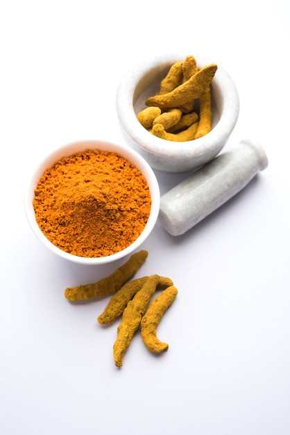 Polvere di curcuma secca o polvere Haldi nota anche come curcuma longa linn, messa a fuoco selettiva