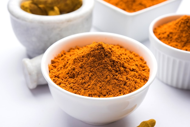 Polvere di curcuma secca o polvere Haldi nota anche come curcuma longa linn, messa a fuoco selettiva