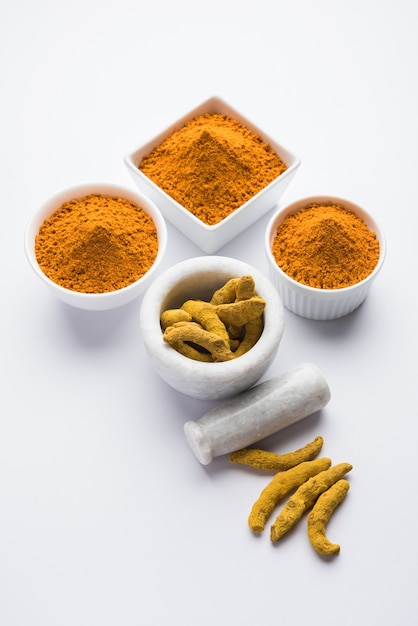 Polvere di curcuma secca o polvere Haldi nota anche come curcuma longa linn, messa a fuoco selettiva