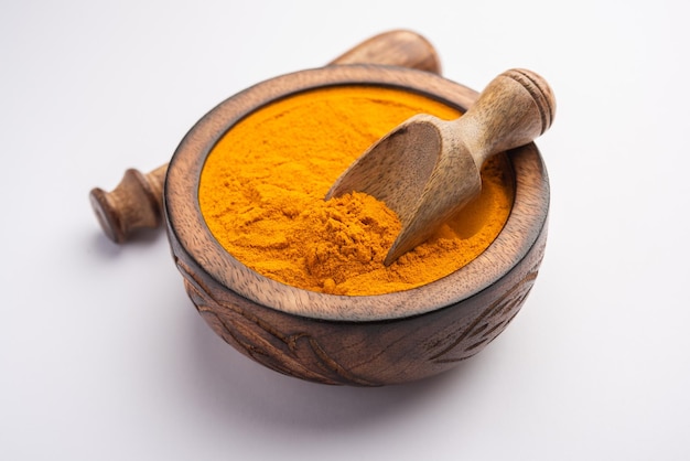 Polvere di curcuma secca o polvere Haldi nota anche come curcuma longa linn, messa a fuoco selettiva