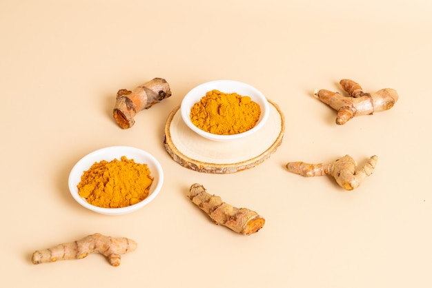 Polvere di curcuma sulla tazza bianca